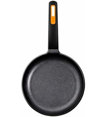 Black BRA Efficient Plus 26cm aluminum frying pan, ideal for cooking, with a non-stick surface and sturdy handle.