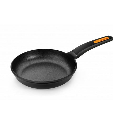 Black BRA Efficient Plus 30cm aluminum frying pan for home cooking, featuring a durable non-stick surface and comfortable handle.