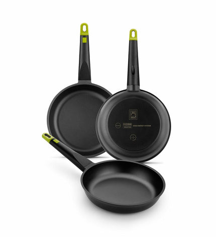 BRA Foodie 24cm black metal aluminum pan with a 20cm interior, ideal for cooking and home kitchen use.