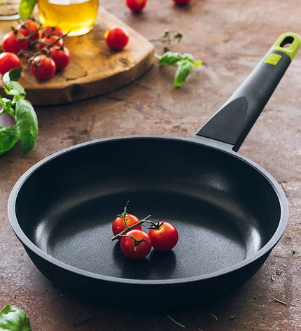 Black BRA Foodie 24cm metal aluminum pan for cooking, with a 24cm diameter and sturdy handle, ideal for house and kitchen use.