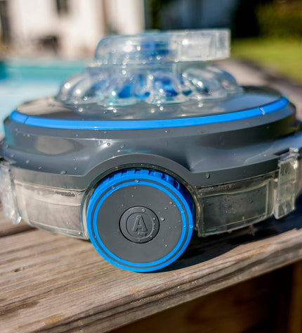 Gre Wet Runner Plus RBR75 zwembad robot stofzuiger in action, cleaning pool floor with adjustable brushes and sleek design.