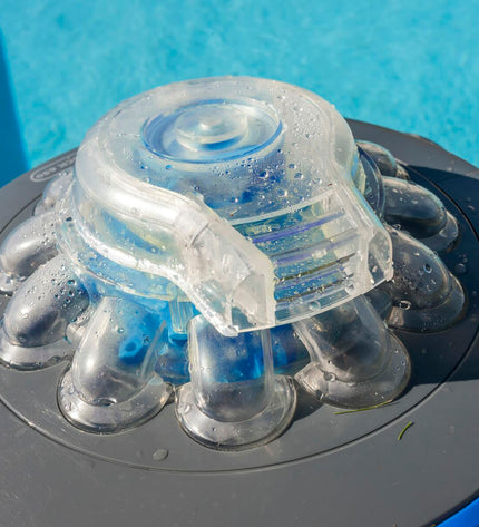 Gre Wet Runner Plus RBR75 zwembad robot stofzuiger in action, cleaning pool floor in a backyard swimming pool.
