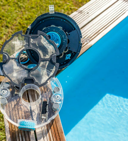 Gre Wet Runner Plus RBR75 zwembad robot stofzuiger in action, cleaning a pool with its sleek design and advanced filtering system.