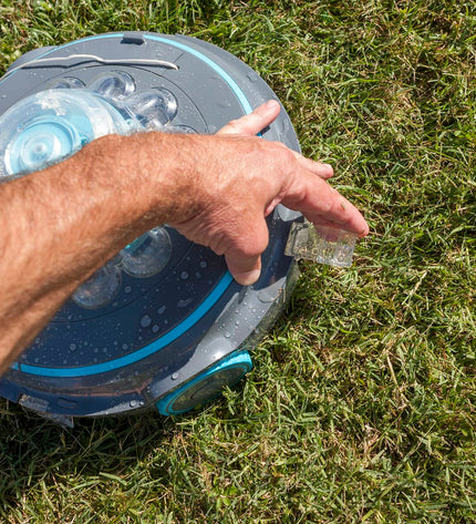Gre Wet Runner Plus RBR75 zwembad robot stofzuiger in actie, schoonmaakt zwembadbodem en wanden, accessoires zichtbaar