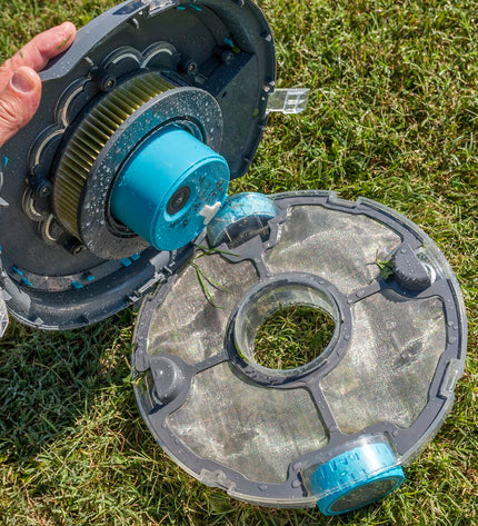 Gre Wet Runner Plus RBR75 zwembad robot stofzuiger in action cleaning a swimming pool with its compact design and sturdy build.
