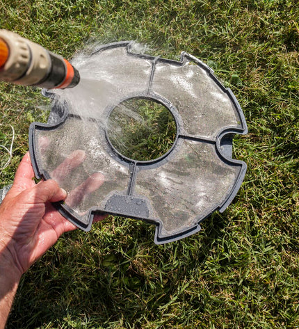 Gre Wet Runner Plus RBR75 zwembad robot stofzuiger in actie, ontworpen voor tuin zwembaden en jacuzzi's, met robot en filter.
