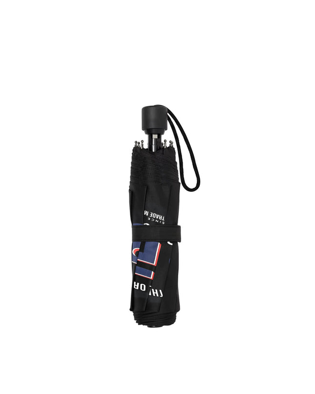 BlackFit8 compact folding umbrella in black and navy with 98 cm diameter, designed for travel and urban use.
