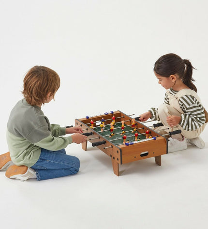 Colorbaby tafelvoetbal speelgoed, 60x20x30 cm, met spelers, ballen en scoreborden voor kinderen en speelplezier.