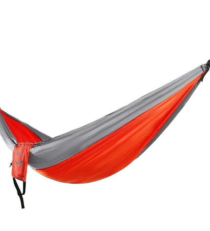 Aktive hangmat for outdoor camping and hiking, measuring 300 x 0.5 x 140 cm, shown hanging in a natural outdoor setting.