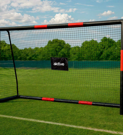 Aktive voetbaldoel voor sport en outdoor gebruik, met stevige frame en net voor voetbaloefeningen en wedstrijden.