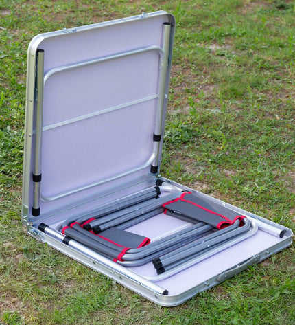 Aktive Tafel Aktive Grijs for outdoor camping and hiking, showing a durable gray camping table in a nature setting.