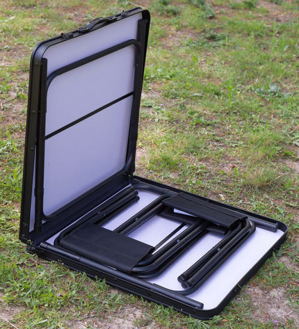Aktive Tafel Aktive for outdoor activities, featuring a durable camping and hiking table with compact design.