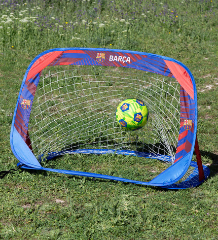 Set van 2 F.C. Barcelona voetbaldoelen for outdoor soccer practice, with sturdy frames and netting for outdoor sports.