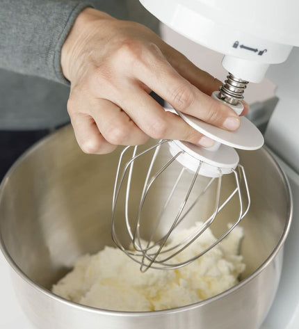 Taurus MIXING CHEF1000 blue blender and dough mixer with 1000W power and 4L capacity on a kitchen countertop.