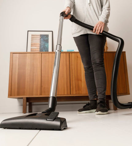 Taurus Guzzler Cyclone 850W steel vacuum cleaner for home cleaning, with a sleek design and powerful suction.