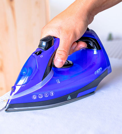 EDM Product Stoomijzer EDM 07713 2000W, compact iron with steam function, shown with size dimensions in a home and kitchen setting
