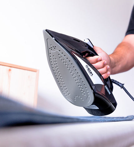 EDM Product Stoomijzer EDM 07714 with 2800W power, compact design, suitable for household ironing and fabric care.