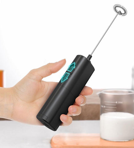 Mini-opklopper en -schuimer EDM 07773, compacte elektrische apparaat voor huis en koken, met knop en display zichtbaar.