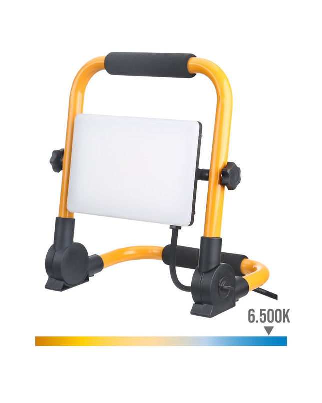 EDM Product Bouwlamp EDM 70423 F 50W outdoor garden decorative light mounted on a garden wall, suitable for outdoor illumination.