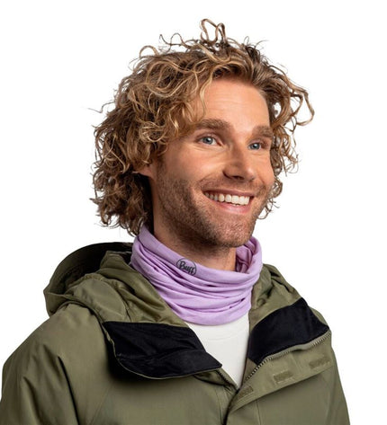 Buff Nekwarmer Buff 117818.657 Lavendel, a versatile outdoor neck warmer for camping and hiking in lavender color.