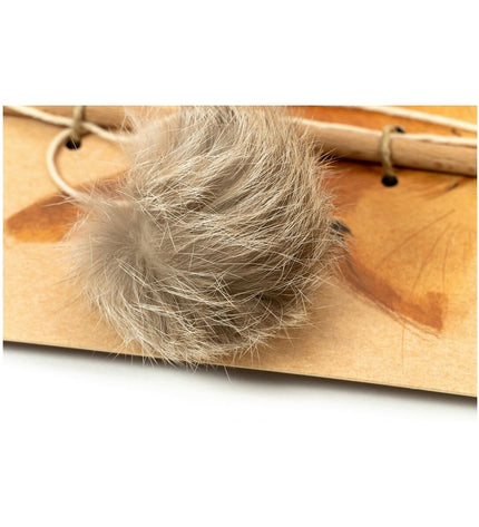 Gloria Kattenwand Gloria Gaudí hout met 6 cm pompon, kattenkrabpaal en speeltje voor katten, wandmontage, natuurlijke hout afwerking