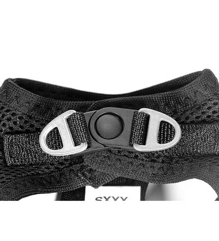Black Gloria Trek Star dog harness for large dogs, adjustable 33.4-35 cm and 51-52 cm, shown on a dog in a natural setting.