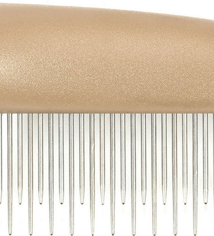 Gloria Haarstijl plastic hark groot, dog grooming tool for managing thick dog hair, in a natural outdoor setting.