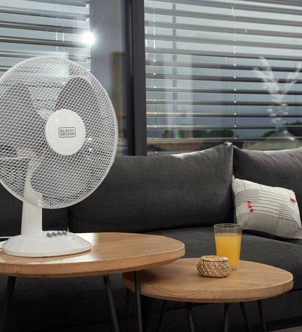 Black & Decker ES9440030B black and white tabletop fan with 40W power, designed for home cooling and portable air conditioning.