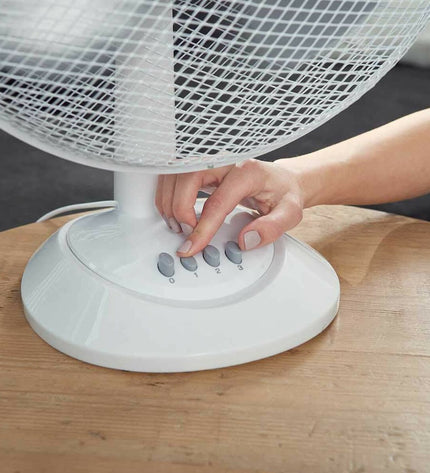 Black & Decker ES9440030B black and white portable table fan with 40W power for home cooling and ventilation.