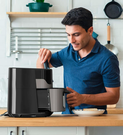 Black & Decker BXAF6500E black air fryer with 1600W power, compact kitchen appliance for healthy frying.