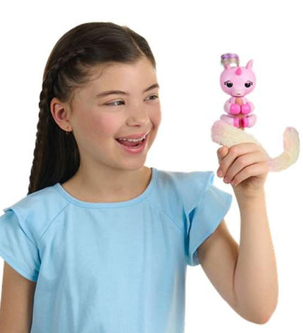 Soft plush Fingerlings toy by Bizak, featuring colorful details and a cute animal design, perfect for children’s play and cuddling.