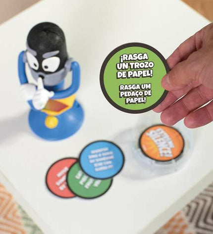 Bizak Silencio Extremo board game with colorful game pieces and instructions on a table, designed for family fun and strategy.