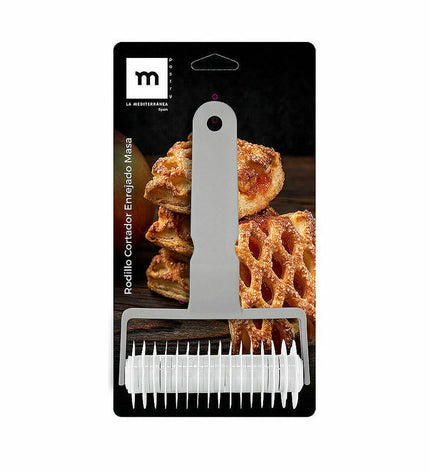 La Mediterránea Gebakssnijder Trenz for baking and cooking, featuring a braided pastry design, on a white background.