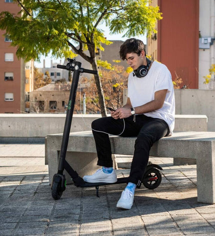Black Youin universal smartphone holder for bicycles, designed for outdoor sports and urban mobility, securely gripping smartphones.