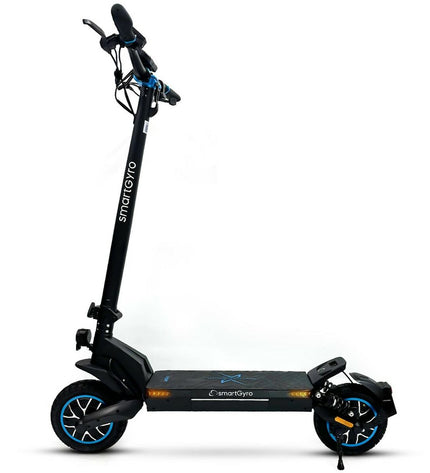 Smartgyro electric scooter in black with 500W motor, designed for urban mobility and outdoor use.