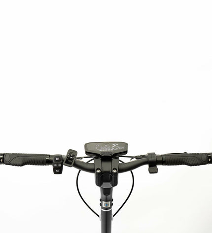 Black Smartgyro K2 PRO XL electric scooter with 900W motor, designed for urban mobility and outdoor sports.