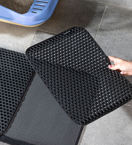 InnovaGoods Clikatt cat litter mat with textured surface to trap dirt and moisture from cat paws, in neutral color.