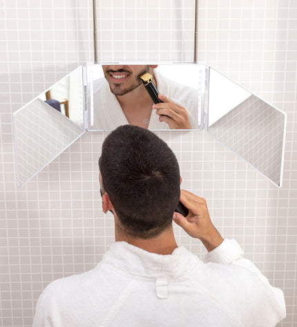 InnovaGoods bathroom mirror with LED lighting and 360º view, reflecting a modern bathroom setup with sleek design.
