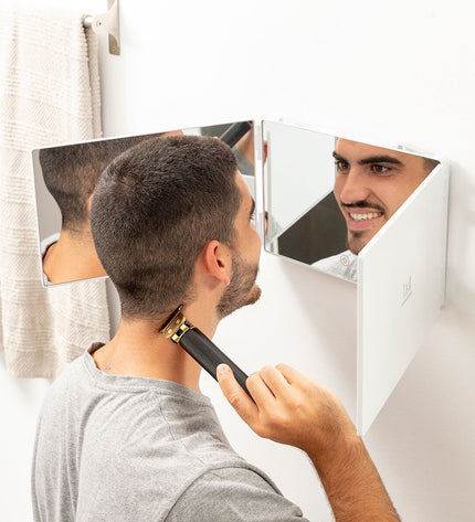 InnovaGoods bathroom mirror with LED lighting and 360º view, featuring modern design and reflective surface for grooming.