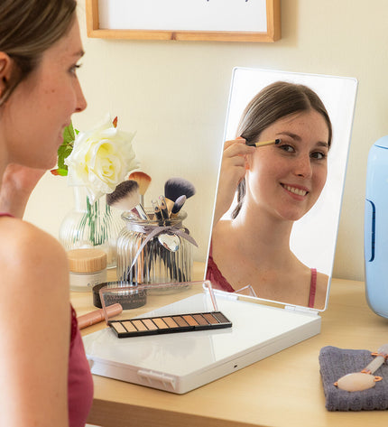 InnovaGoods bathroom mirror with LED lighting and 360º view, mounted on a bathroom wall with a modern design.