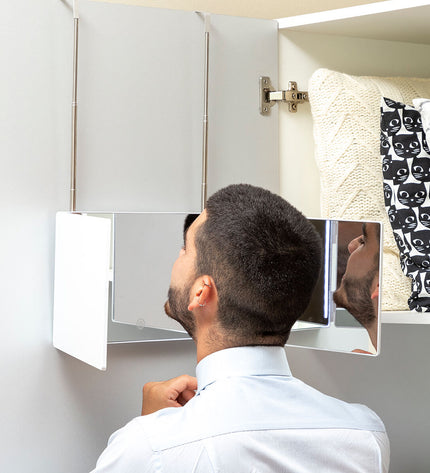 InnovaGoods bathroom mirror with LED lighting and 360º view, showing a sleek, modern design with illuminated edges.