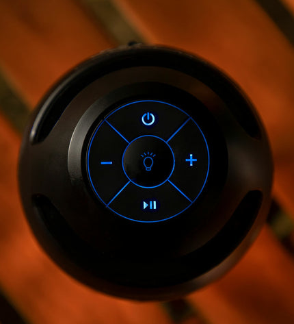 InnovaGoods draadloze speakerphone with LED-vlameffect, outdoor garden decor featuring a modern, illuminated speaker design.