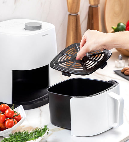 InnovaGoods Fryinn Lite 2000 white air fryer with digital controls, compact design, 1200W power, 2L capacity for home cooking.