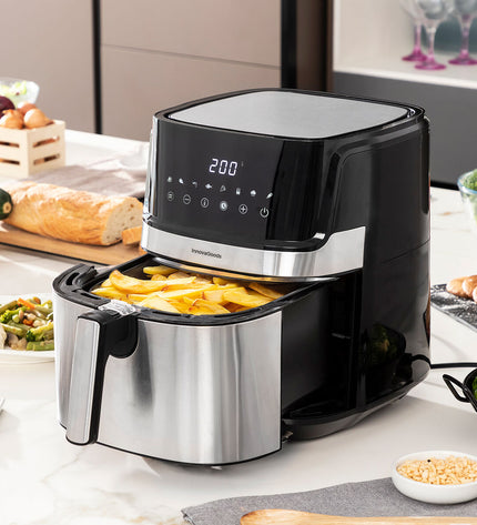 InnovaGoods Fryinn Pro 5500 air fryer in black with 5.5L capacity, 1700W, stainless steel exterior, compact kitchen appliance