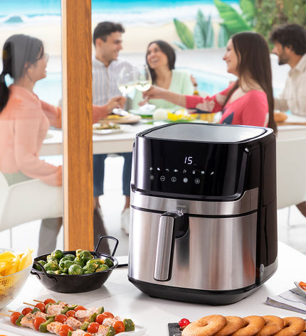 InnovaGoods Fryinn Pro 5500 black air fryer with 5.5L capacity and 1700W, stainless steel exterior for home cooking.