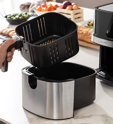 InnovaGoods Fryinn Pro 5500 black air fryer with stainless steel exterior, 5.5L capacity and 1700W power, kitchen appliance.