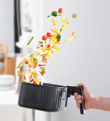 InnovaGoods Fryinn Pro 5500 black air fryer with 5.5L capacity and 1700W, stainless steel exterior for home cooking.