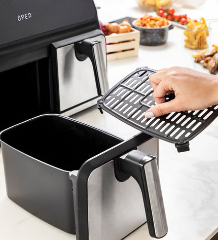 InnovaGoods Fryinn Double air fryer in black with stainless steel finish, 8L capacity and 3400W power, compact kitchen appliance.