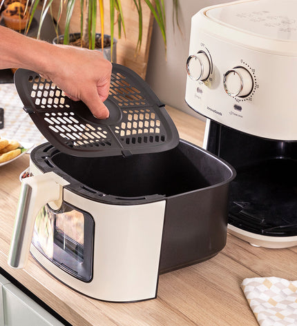 InnovaGoods Vynner Pro 6500 crème air fryer with 6.5L capacity, 1700W, stainless steel exterior, compact kitchen appliance.