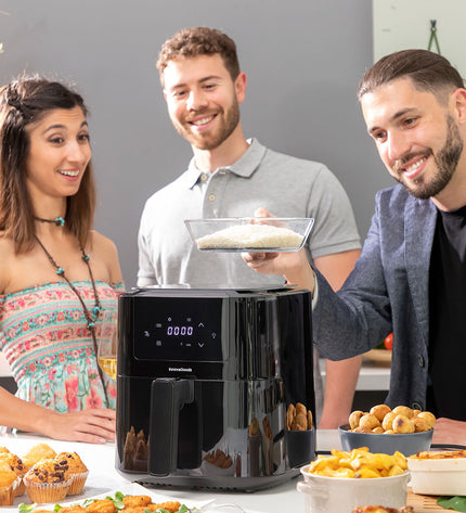 InnovaGoods Fryinn Balance 5000 black air fryer with stainless steel basket, 1500W, 5L capacity for home cooking.